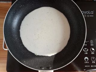9、野葱鸡蛋饼儿,不粘锅里刷一点点油，倒入适量的面糊，平铺满锅底