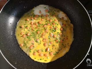 11、野葱鸡蛋饼儿,煎到面糊半透明的时候淋上一层蛋液，再撒适量的野葱碎