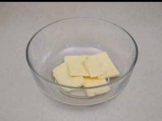 1、蘑菇饼干,黄油切块温室软化至手指可以轻松按下