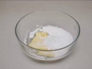 2、蘑菇饼干,加入糖粉用电动打蛋器搅打均匀，可先用刮刀进行翻拌后再打，避免糖粉飞溅。