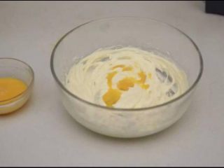 3、蘑菇饼干,室温的鸡蛋液分三次加入，每次加入都要搅打均匀，分次加入是为了避免大量液体冲散黄油中的空气，冷藏的鸡蛋会导致黄油再次凝固，所以要用室温鸡蛋。