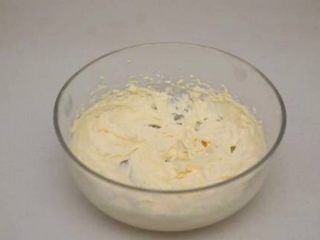 4、蘑菇饼干,最终打发好的黄油体积膨大，质感轻盈。