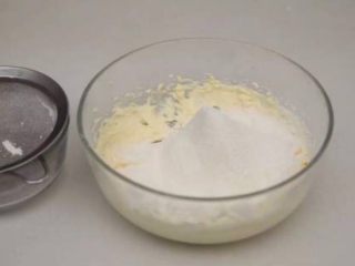 5、蘑菇饼干,加入过筛的低筋面粉。