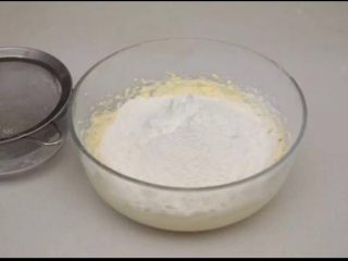 6、蘑菇饼干,再加入过筛的玉米淀粉。