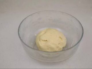 7、蘑菇饼干,用刮刀均匀翻拌成饼干面团。