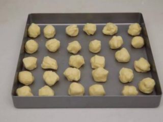 8、蘑菇饼干,将饼干掐成15g一个小球并搓圆。
