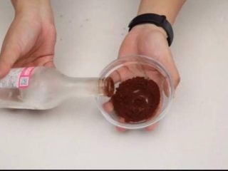 9、蘑菇饼干,用酒瓶口沾一圈可可粉。