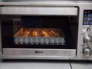 11、蘑菇饼干,用上下火170℃烤25分钟。