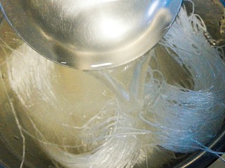 8、烤三鲜拼盘,开火锅里烧水，浸泡粉丝。