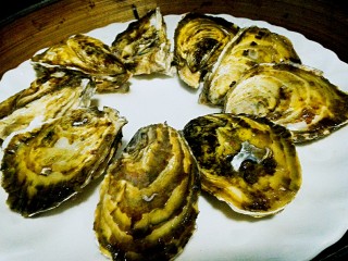 15、烤三鲜拼盘,另一锅咱来蒸生蚝，只要蒸到有开一点缝即可，借助工具慢慢撬开，去一边壳。