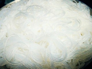 17、烤三鲜拼盘,粉丝泡软沥干水份。