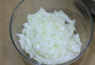 2、金枪鱼披萨,洋葱切碎。