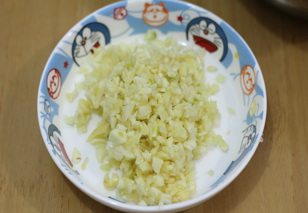 3、金枪鱼披萨,蒜切末。