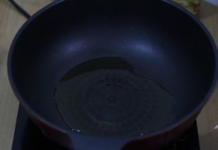 4、金枪鱼披萨,锅中放橄榄油，烧热。