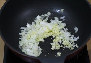 5、金枪鱼披萨,放入蒜末和洋葱末炒香。