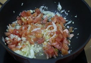 6、金枪鱼披萨,放入西红柿块一起炒。