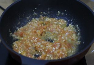 7、金枪鱼披萨,炒到西红柿变软烂，碎掉。