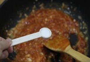 9、金枪鱼披萨,放入盐。