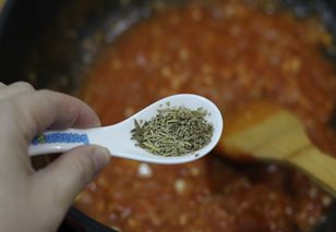 11、金枪鱼披萨,放入综合香草。