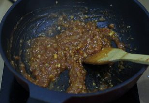 12、金枪鱼披萨,一直炒到水分蒸发掉，酱变得黏稠即可。