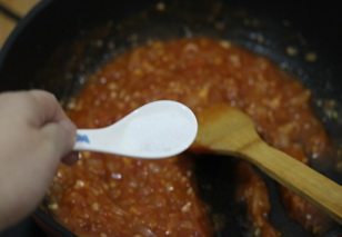 10、金枪鱼披萨,放入糖。