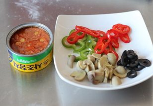 13、金枪鱼披萨,披萨材料准备好。