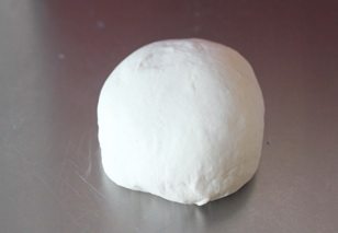 14、金枪鱼披萨,面团材料一起揉成光滑的面团，醒发至两倍大，拿出排气，再次揉成小面团。