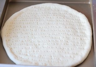 16、金枪鱼披萨,再次醒发20分钟左右，用叉子叉孔透气，以免烤的时候鼓起来。