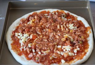 19、金枪鱼披萨,铺上金枪鱼罐头。