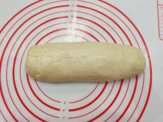 4、自制健康小油条,饧发好后再揉一会儿,然后搓成条状;(面团应该呈湿润光滑状)
