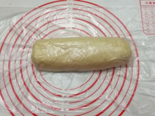 5、自制健康小油条,然后盖上保鲜膜,周围按压排气密封起来,直接这样饧发8小时以上;(冬天可以这样室温饧发,夏天密封放冰箱饧发,建议晚上活面第二天早晨制作)