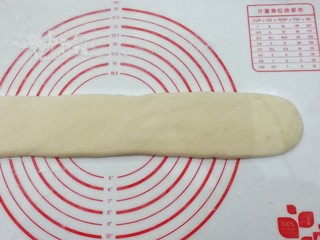 8、自制健康小油条,然后用手压扁;