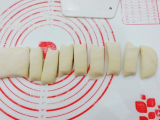 9、自制健康小油条,然后用手压扁;