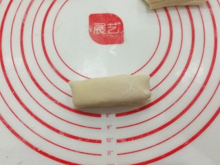 10、自制健康小油条,然后每两块叠加起来;