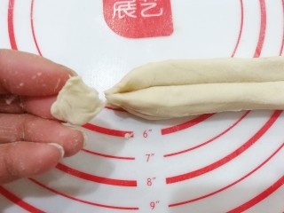 14、自制健康小油条,捏紧实后再顺势揪下一点面块,这样炸的时候两头就不会散开了;