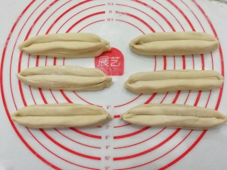 15、自制健康小油条,依次做完所有的油条生胚;