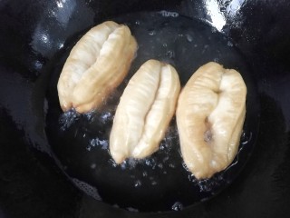 16、自制健康小油条,锅中入适量油,七八成热时放入油条胚炸制,其间要用长筷子不停的翻拨哈。炸至金黄色后捞起控油即成;