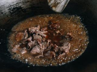 6、油条牛柳,2 - 3分钟后，加入水、酱油和醋。将汤汁煮沸，然后加牛肉。