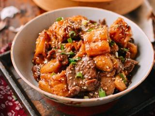 9、油条牛柳,装碗，加入葱花跟芝麻点缀。