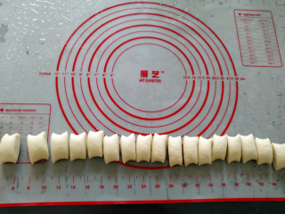 6、小面包(玉米油版),将面团平均分成25份,每份大约27g