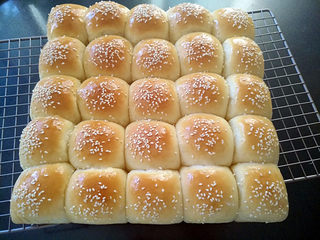 13、小面包(玉米油版),将面包移到烤架上,趁热抹融化的黄油,冷却至手温,装袋密封