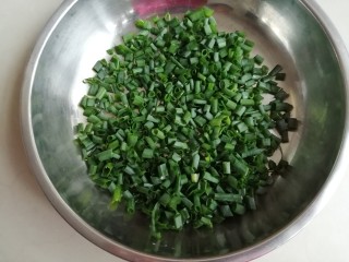1、香葱苏打饼干,葱花沥干水分备用