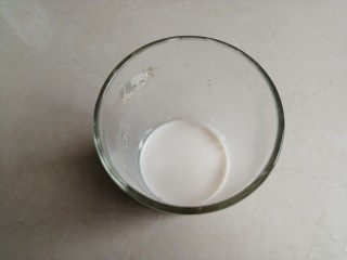 2、香葱苏打饼干,酵母溶于温牛奶中