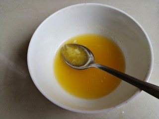 3、香葱苏打饼干,黄油隔热水融化成液体