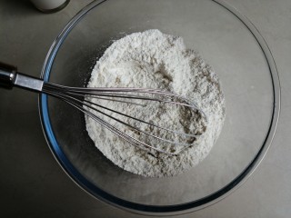 4、香葱苏打饼干,面粉,苏打粉和盐混合均匀
