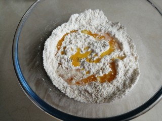 5、香葱苏打饼干,把牛奶酵母液和黄油液倒入面粉中