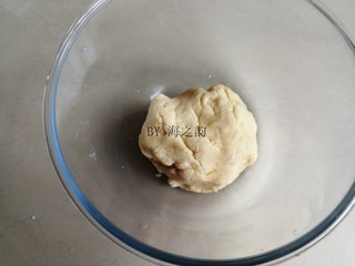 6、香葱苏打饼干,揉成面团即可