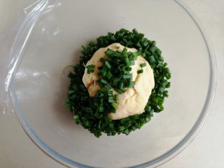 7、香葱苏打饼干,倒入葱花