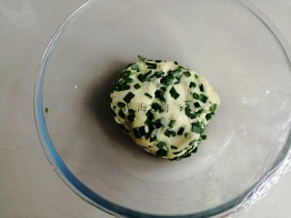 8、香葱苏打饼干,揉匀,盖上保鲜膜,松弛30分钟