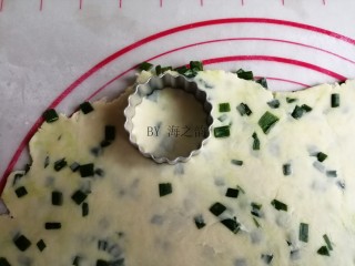 10、香葱苏打饼干,用模具盖出形状